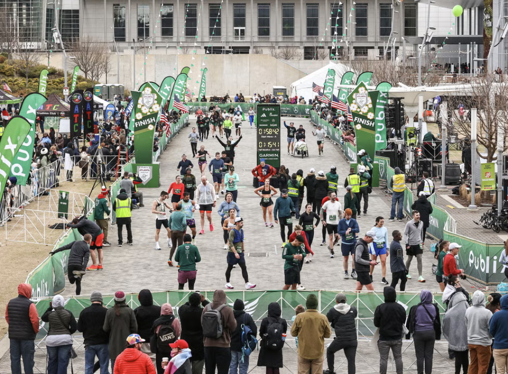 hthapp下载-官方引导车带错路！美国半程马拉松女子前三名集体无缘领奖台